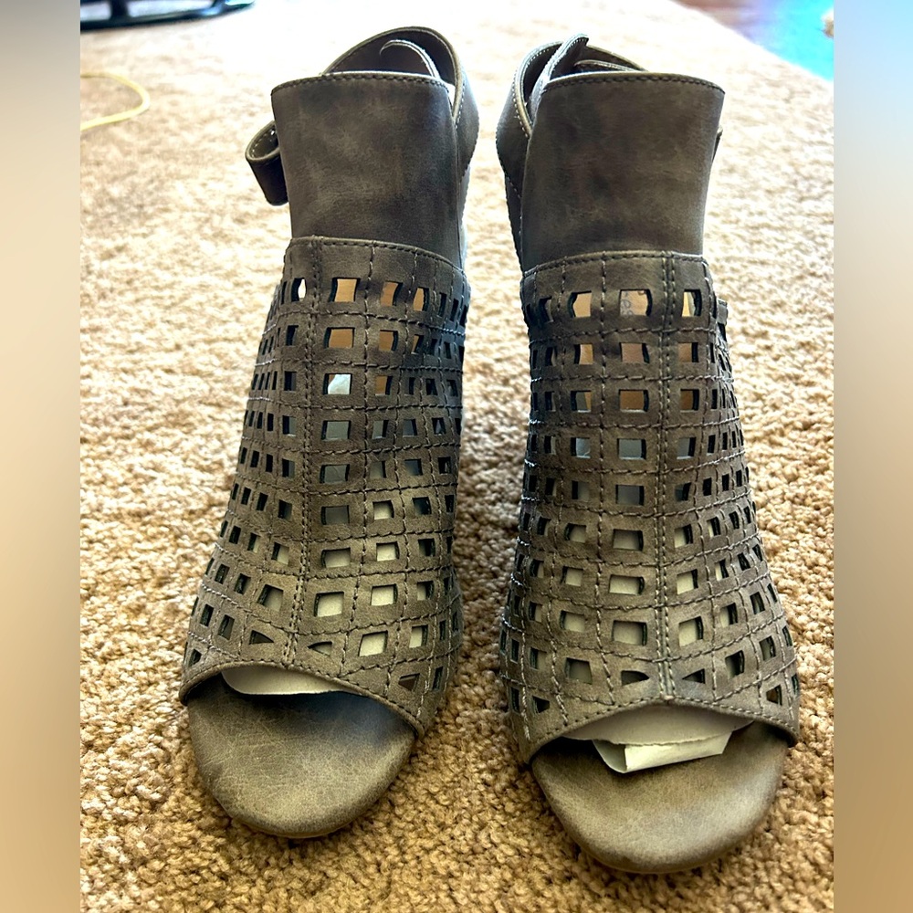 Maurices Boots Womens 10M Brown Jordan Peep Toe Ankle Bootie Block Heels 53276